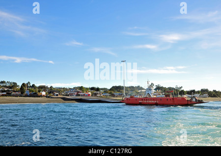 Blauwasser Ansicht des roten Autofähre nähert sich und über die dock am Fähranleger in Chacao, Chiloé Insel, Chile Stockfoto