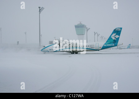 Schnee, winter, ausrollen, Air Dolomiti Flugzeug, Kontrollturm, Ost-Schürze, Flughafen München, MUC, Bayern, Deutschland, Europa Stockfoto