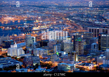 Blick über die Innenstadt von Signal Hill, Dämmerung, Cape Town, Südafrika, Afrika Stockfoto