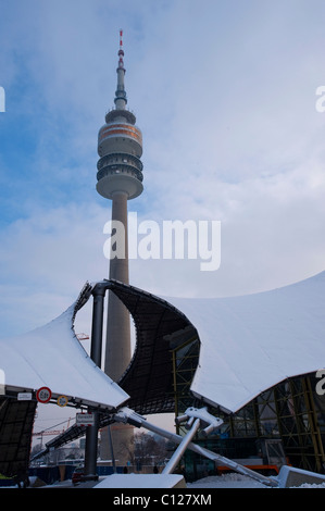 Olympiaturm und Olympiastadion, Olympiapark, München, Bayern, Deutschland, Europa Stockfoto