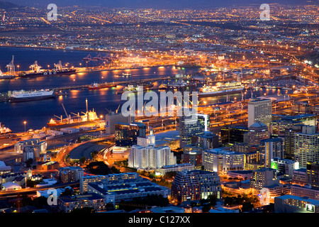 Blick auf die Stadt in der Nacht vom Signal Hill, Dämmerung, Cape Town, Südafrika, Afrika Stockfoto