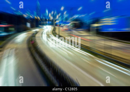 Blick auf Frankfurt von der Autobahn A 661, in den Rücken der Messeturm Messeturm und die Frankfurter Messe Fachmesse Stockfoto