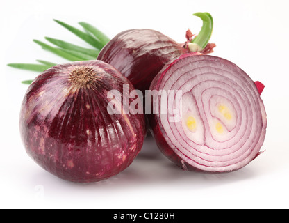 Birnen mit roten Zwiebeln mit grünen Blättern auf einem weißen Hintergrund. Stockfoto