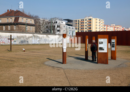 Informationstafeln an Berlin Wall Memorial Visitor Centre, Berlin, Deutschland Stockfoto