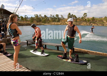 Wakeboarder Mardi Geldenhuys, links, Cableski Anlage in Somerset West, False Bay, Western Cape, Südafrika, Afrika Stockfoto