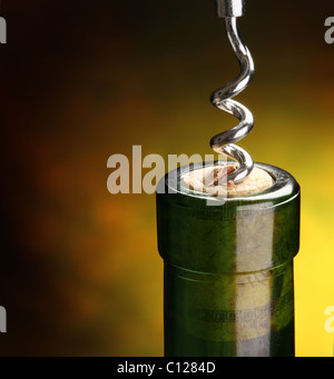 Verschließen Sie die Flasche mit dem Korkenzieher. Stockfoto