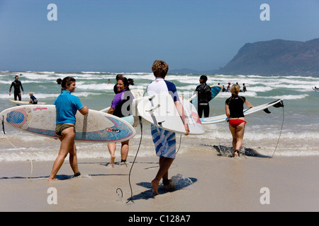 Gruppe der jungen Surfer am Strand von Muizenberg, Kapstadt, Western Cape, Südafrika, Afrika Stockfoto