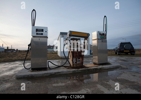 Insel-Tankstelle Verkauf von Diesel und Benzin bei £1,50 pro Liter auf der Insel Sanday, Orkney im Dezember 2010 Stockfoto