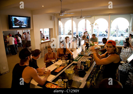 Trendiges Café Caprice am Strand der Camps Bay Vorort, Cape Town, Western Cape, Südafrika, Afrika Stockfoto