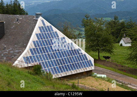 Bauernhof mit einer Solaranlage auf dem Dach, Schwarzwald, Baden-Württemberg, Deutschland, Europa Stockfoto