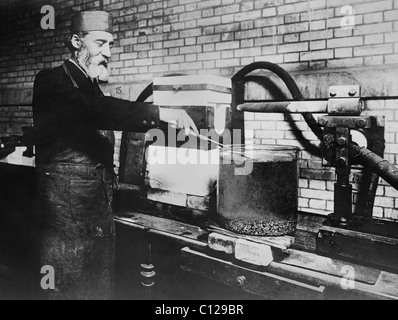 Französische Chemiker Henri Moissan (1852-1907) - Gewinner des Nobelpreises für Chemie 1906 - versuchen, künstliche Diamanten herzustellen. Stockfoto