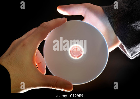 Hand, vorbei an einer Daten-cd Stockfoto