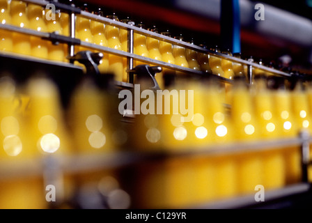 Flaschen Orangensaft trinken am Fließband in Schweden Stockfoto