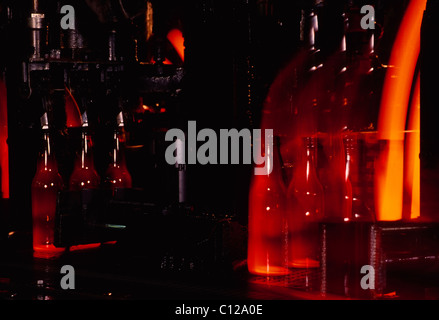 Nahaufnahme der Montagelinie für Glasflaschen Stockfoto