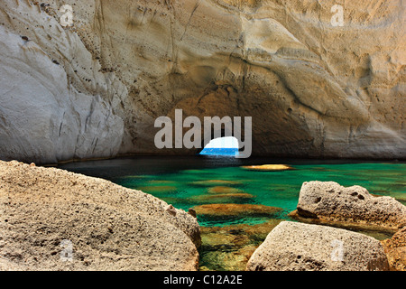Meer-Höhle von Sykia in Insel Milos, Kykladen, Griechenland. Stockfoto