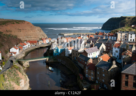 Blick auf das charmante Fischerdorf Dorf Staithes, North Yorkshire, UK Stockfoto