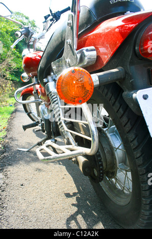 in der Nähe von Richtungskontrolle der indischen Kreuzer Motorcyle gelagert auf einer Landstrasse Stockfoto