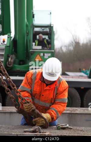 Kranfahrer bei Entladen von schwerem Gerät bei der Lieferung von Alstom National Grid Transformator, Preston von der barge Terra Marique auf dem Fluss Ribble, Lancashire, Großbritannien Stockfoto