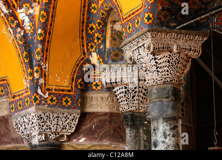 Eindrucksvolle Spalte Hauptstädte, eine schöne architektonische "Detail" aus dem Inneren (Obergeschoss) der Hagia Sophia, Istanbul, Türkei Stockfoto