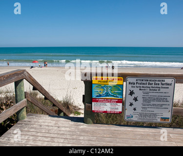 RIP-Strömung und Meeresschildkröten am Strand Warnzeichen auf Melbourne Beach, Florida Stockfoto