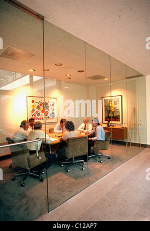 Geschäftsleute treffen sich in der Konferenzraum eine große Unternehmenszentrale-Anlage Stockfoto