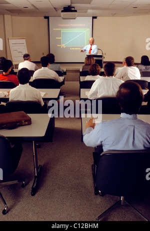 Geschäftsleute treffen sich in einem corporate Konferenzraum hören zu einem Lautsprecher Stockfoto
