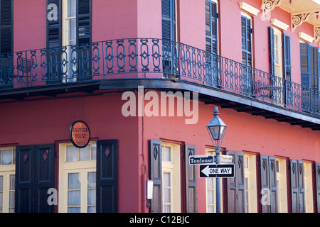 Kreolische Architektur von Olivier House Hotel mit schmiedeeisernen Balkon im French Quarter von New Orleans, Louisiana Stockfoto