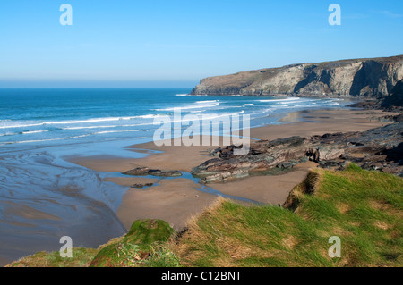 Frühjahr auf Trebarwith Strand in North Cornwall, Großbritannien Stockfoto