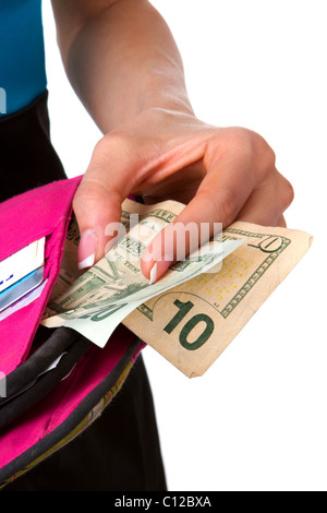 Nahaufnahme von Frauenhand, als sie eine zehn zieht und zwanzig Dollar aus ihrer Handtasche Rechnungen mit Bargeld zu bezahlen, wie sie einkauft. Stockfoto