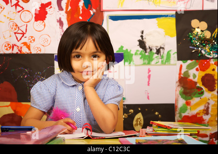 Ein junges Mädchen in ihrem einheitlichen uk studieren Stockfoto