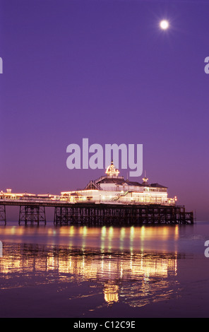 Eastbourne Pier an der Dämmerung, East Sussex, Großbritannien Stockfoto