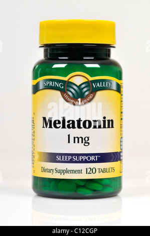 Flasche Spring Valley Melatonin Nahrungsergänzungsmittel auf weißem Hintergrund, Ausschnitt. Stockfoto