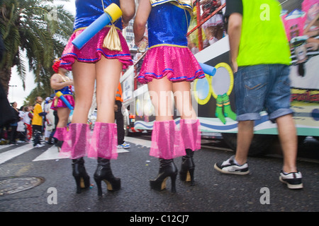 Der Karnevalsumzug 2011 Las Palmas: Europas größte und lebhafteste. Dieses Jahr gibt es wenig Regen eine Messe auf der Parade. Stockfoto