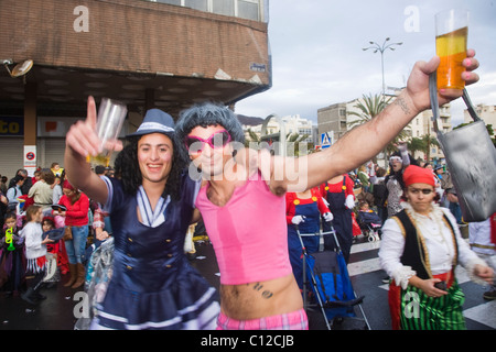 Der Karnevalsumzug 2011 Las Palmas: Europas größte und lebhafteste. Dieses Jahr gibt es wenig Regen eine Messe auf der Parade. Stockfoto