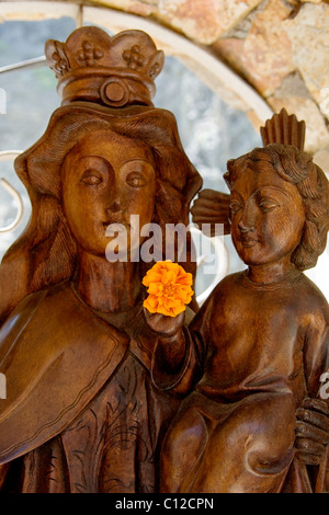 La Gomera, Kanarische Inseln. Geschnitzte Holz Madonna mit Kind im Castillo del Mar Nachtclub Bar Café am Playa de Vallehermoso Stockfoto