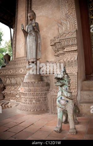 Hund-Löwe Statue mit Steinen verziert. Wat Ho Phra Keo (Altar des Smaragd-Buddha), Vientiane, Laos Stockfoto