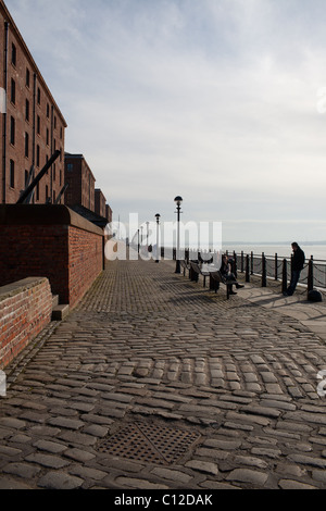 Ein junges Paar entspannen auf dem Gehweg entlang dem Fluss Mersey in Liverpool Stockfoto