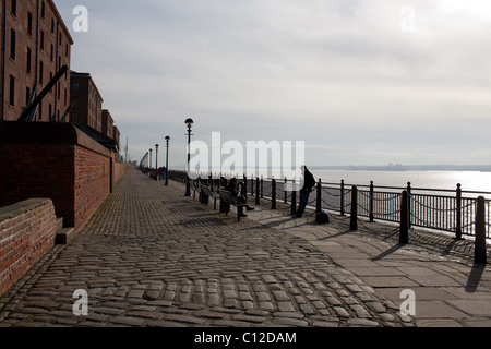 Ein junges Paar entspannen auf dem Gehweg entlang dem Fluss Mersey in Liverpool Stockfoto