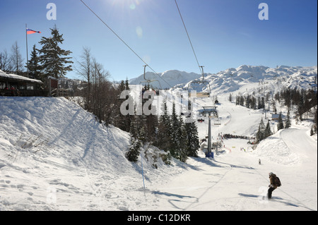 Skifahrer auf ein Sessellift auf den Vogel-Ski-Zentrum in den Triglav Nationalpark Slowenien Mount Bergen Stockfoto