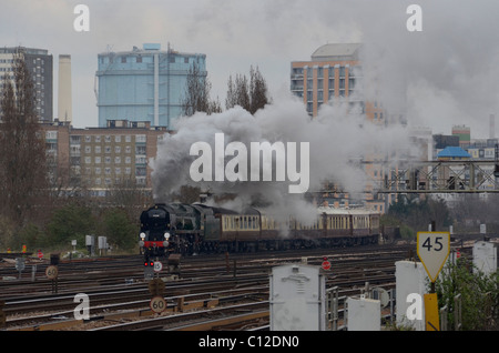 Handelsmarine Klasse Dampfmaschine nähert sich Clapham Junction Station Stockfoto