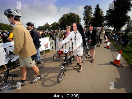 Wettbewerber-Warteschlange am Ziel der Brompton World Championships Commuter Bike-Rennen auf dem Gelände des Blenheim Palace, Oxfo Stockfoto