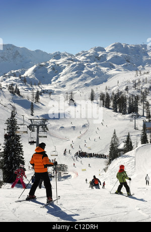 Skifahrer auf den Vogel Ski Center im Triglav Nationalpark Sloweniens Stockfoto