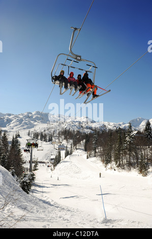 Skifahrer auf einem Sessellift am Vogel Ski Centre in slowenischen Triglav Nationalpark Stockfoto