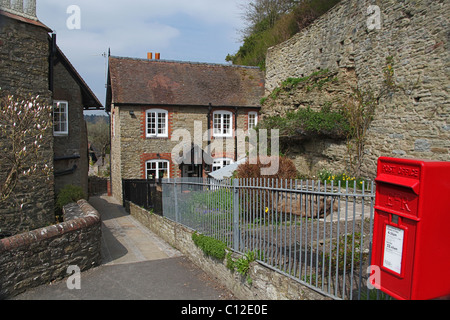 Kleine helle rote Briefkasten am Dinham in Ludlow, Shropshire, England, UK Stockfoto