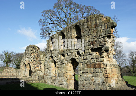 Paert der Ruinen von Basingwerk Abbey am Greenfield in der Nähe von Holywell in Nord-Wales Stockfoto