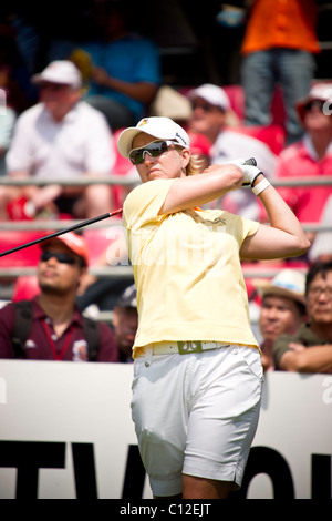 Karrie Webb (AUS) nimmt eine Schaukel am 1. Abschlag bei Tag 3 von Honda LPGA Golf-Turnier in Pattaya, Thailand Stockfoto