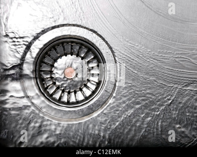 Blick auf die Spüle, Abfluss und fließendes Wasser. Stockfoto