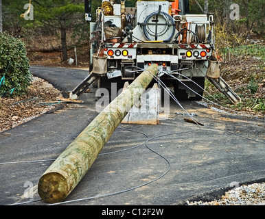 Kabel Anschluss an ein neues Strommast um eine Beschädigung während eines Sturms zu ersetzen. Stockfoto