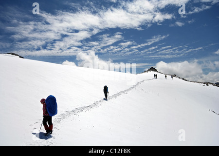 Alpinisten an das Klettern im Kaukasus. Elbrus-Bereich. Kabardino-Balkarien. Spuren zum Horizont. Stockfoto