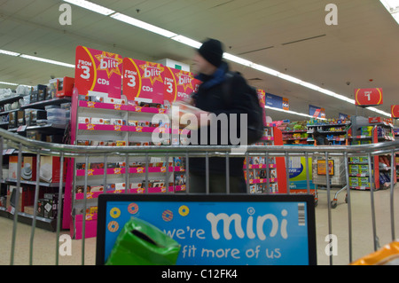 Einkaufen in Sainsbury Supermarkt mit Kamera in den Warenkorb zeigt absichtliche Bewegung in Großbritannien Stockfoto